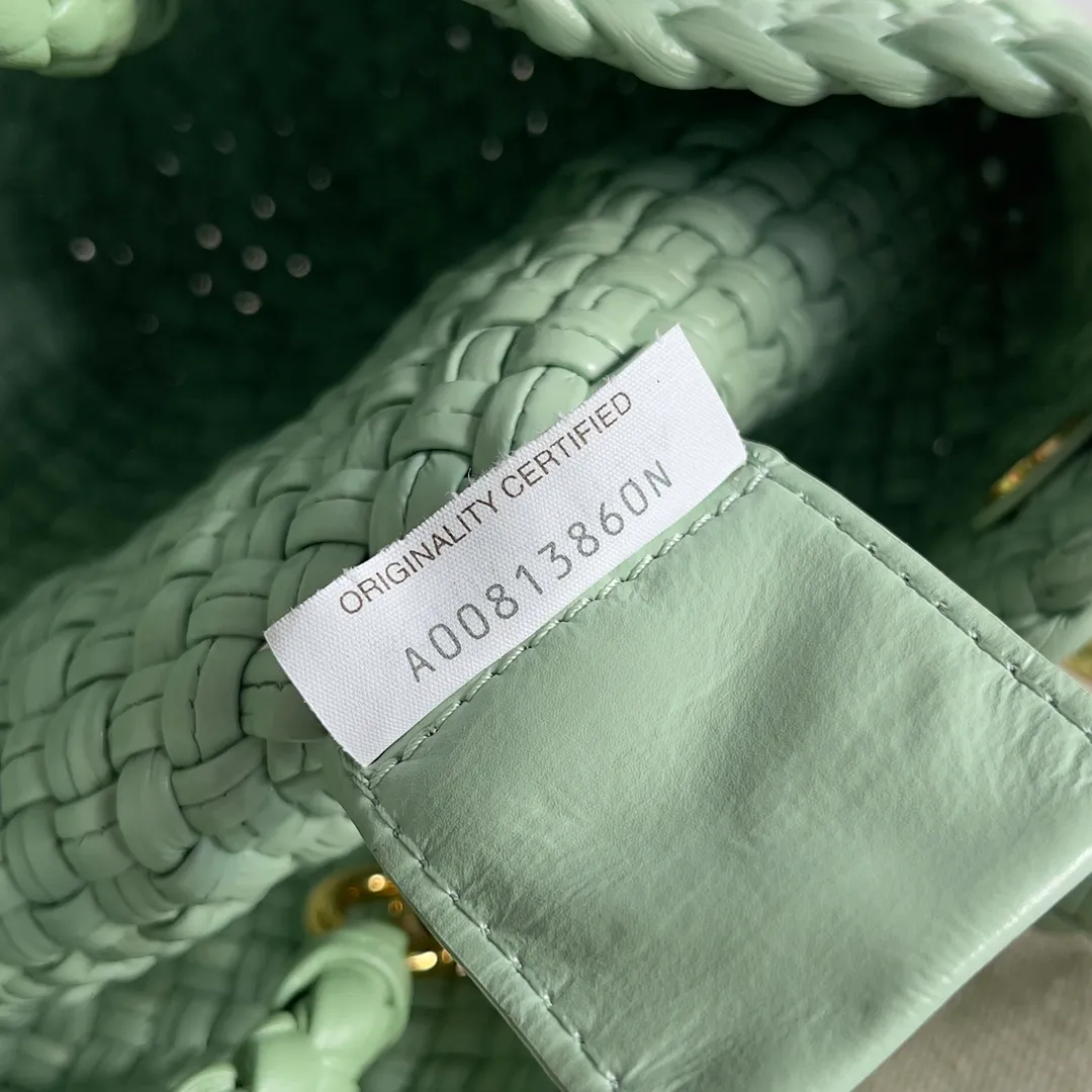 Batch 3760 BV collectible small woven handbags are really YYDS!! Bottega Veneta’s most classic small woven handbags are back! ! We use the highest quality leather with the highest craftsmanship❤️ to create the most expensive works. We have created the Intrecciato leather weaving process❤️ This unique traditional exclusive leather weaving method has not only become our logo but also reflects the time-consuming and labor-intensive craftsmanship of our products❤️ The new TOSCA handbag must be a selection worth collecting🆕 Style number: 776755 Size: 20*15.5*7cm